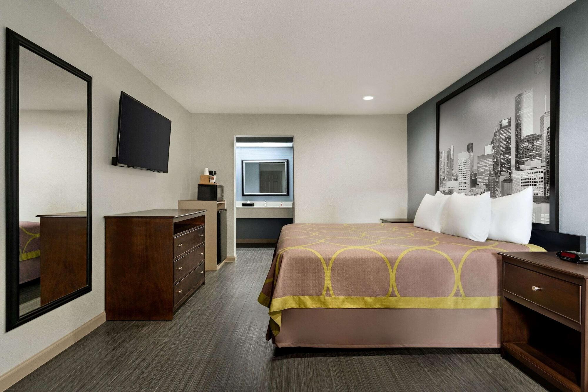 Super 8 By Wyndham Houston Downtown I-610 Hotel Exterior photo