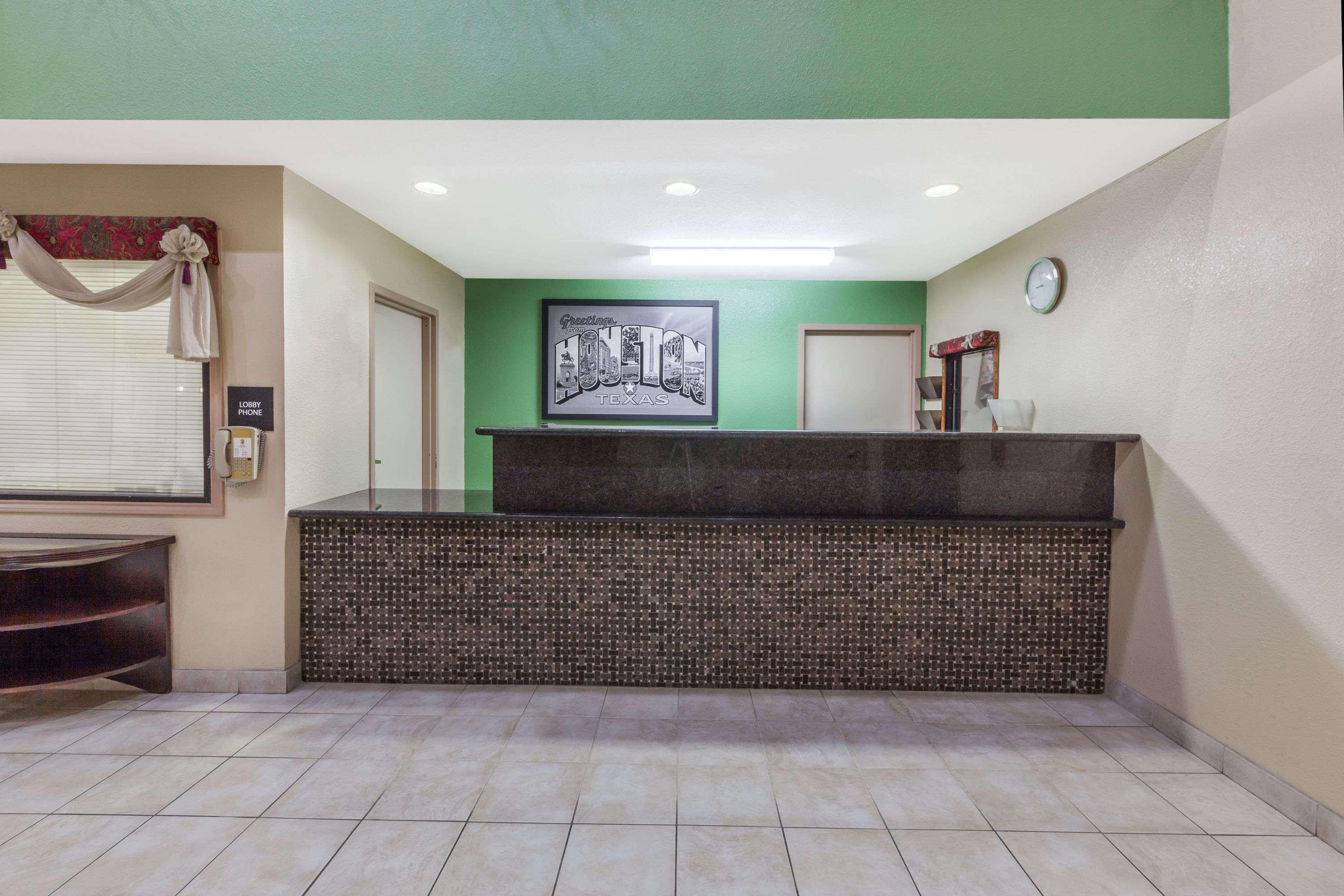 Super 8 By Wyndham Houston Downtown I-610 Hotel Exterior photo